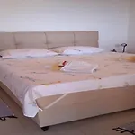 Zule - One Bedroom With Swimming Pool Vakantiehuis