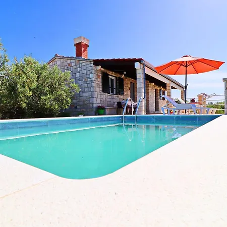 Zule - One Bedroom With Swimming Pool 度假居 Zrnovo