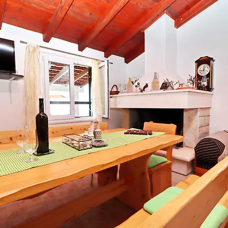 Zule - One Bedroom With Swimming Pool 度假居 Zrnovo