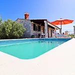 Zule - One Bedroom With Swimming Pool Hébergement de vacances Zrnovo