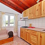 Zule - One Bedroom With Swimming Pool Zrnovo