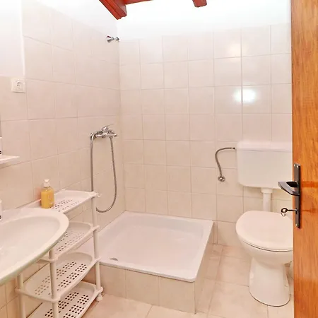Zule - One Bedroom With Swimming Pool Zrnovo